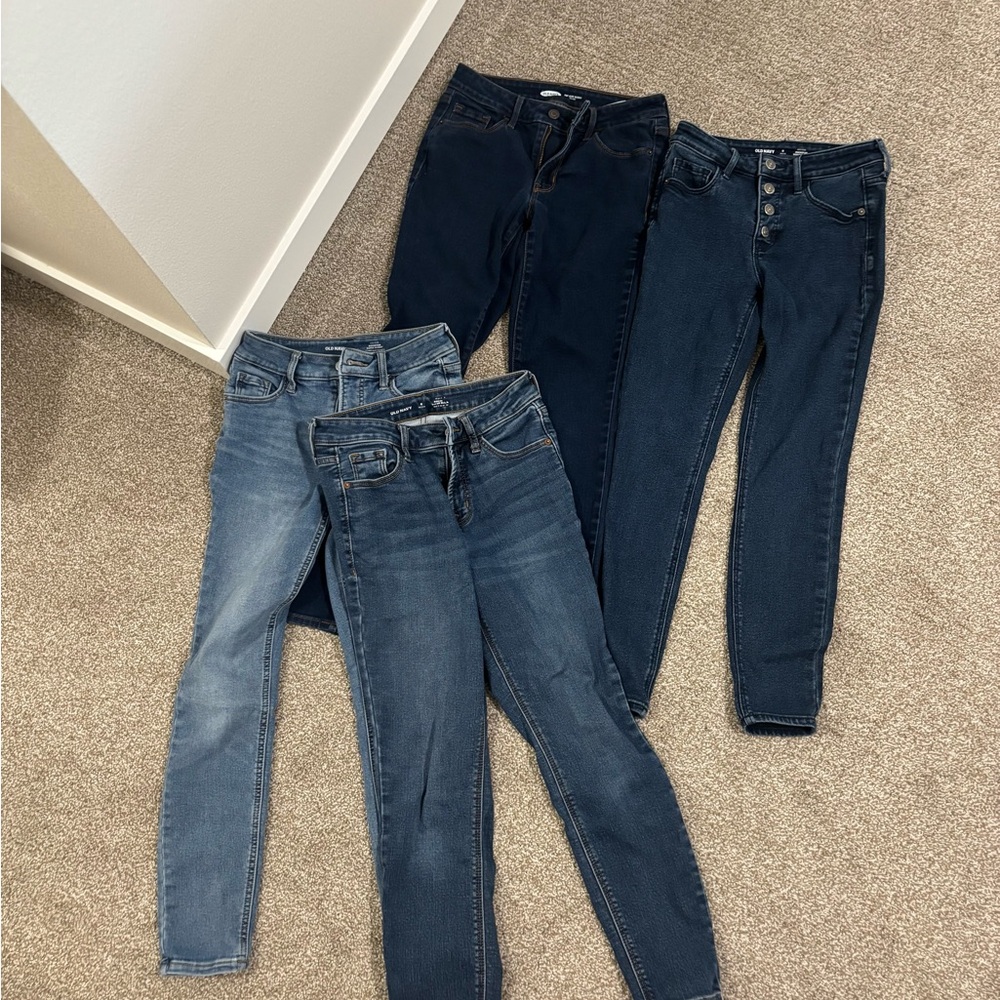 Four Pairs of Old Navy Women's Skinny Jeans in Dark and Light Blue